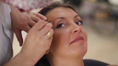 Güzellik salonunda genç bir kadın.