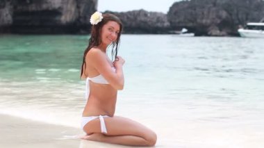 Sahilde güzel bir kadın.