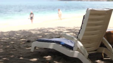 Deniz, sakin ol, sandalyeler