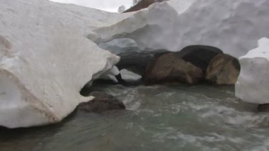 Kış aylarında dağ dere