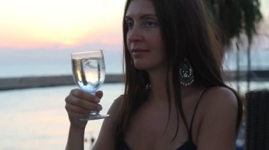 Kafedeki genç kadın.