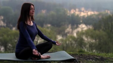 yeşil park arka plan üzerinde Yoga kadın