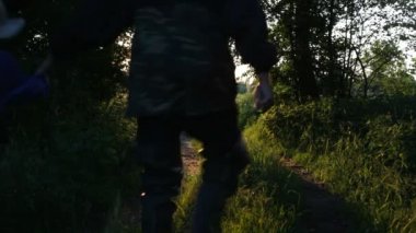 Aile. Baba ve oğul. yaz. ahşap.