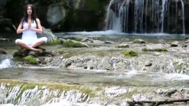 Kız, meditasyon, şelale