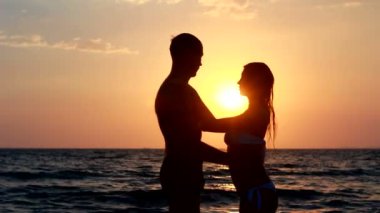 Kumsalda sevgi dolu bir çift