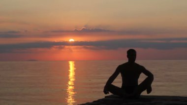 Yoga, deniz, şafak, gevşeme