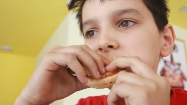genç çocuk bir sandviç yeme