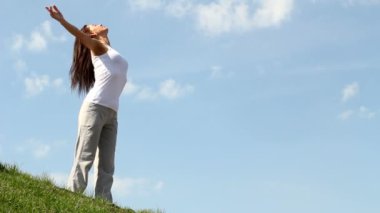 Yoga egzersiz yaparak ince genç kadın.