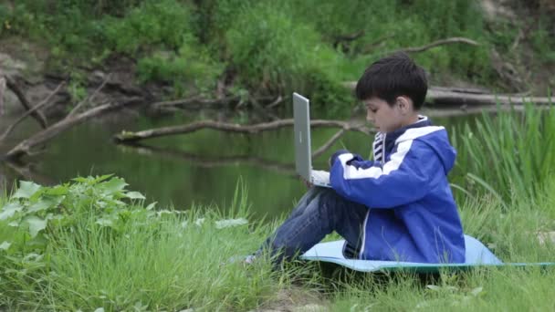 Chłopiec z laptopa, natura, lato — Wideo stockowe