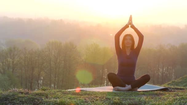 Yoga-Frau auf grünem Parkhintergrund — Stockvideo