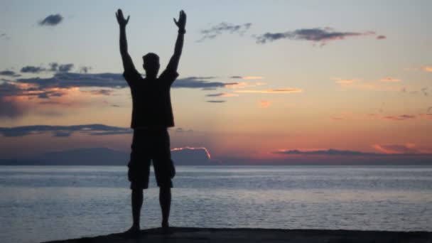 Man, yoga, sea — Stock Video