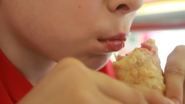 Jovem comendo uma sanduíche — Vídeo de Stock