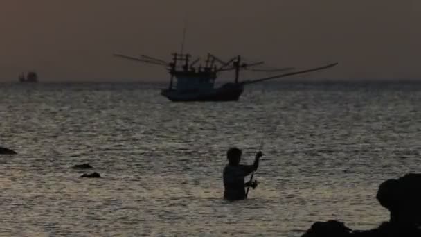 Рибалка, захід сонця, море, сонце — стокове відео