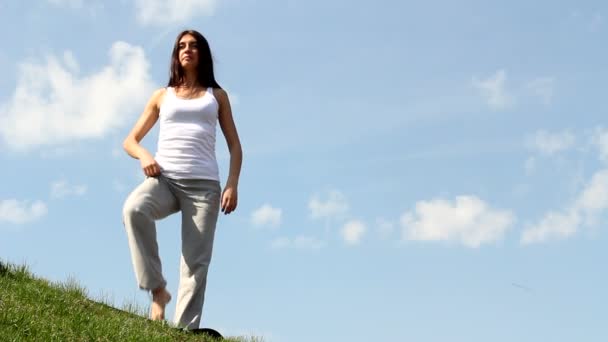 Smal ung kvinna gör yoga övning. — Stockvideo