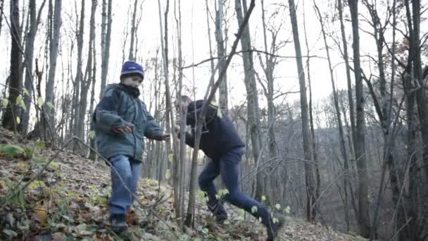 Far och son spelar i skogen — Stockvideo