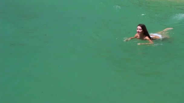 Hermosa chica en el mar en un día soleado — Vídeo de stock