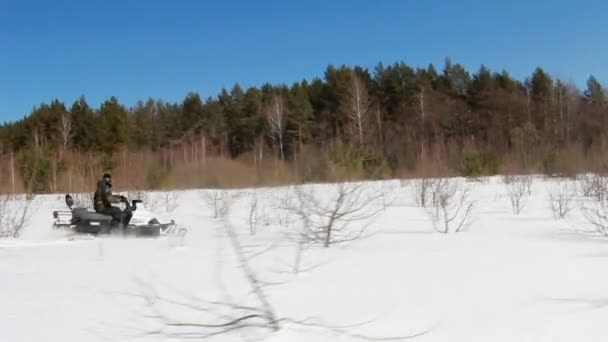Man on snowmobile in winter — Stock Video
