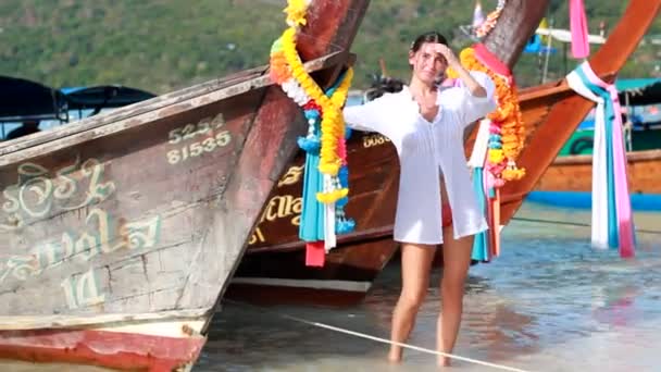 Happy woman on the Phi Phi islands — Stok video