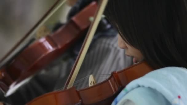 Juego en un violín — Vídeo de stock