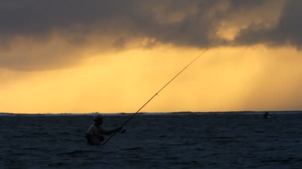 El pescador, puesta de sol, mar, sol — Vídeo de stock