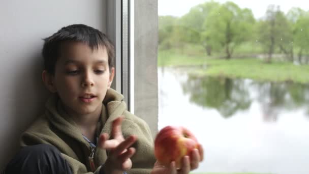 Chlapec jí jablko — Stock video