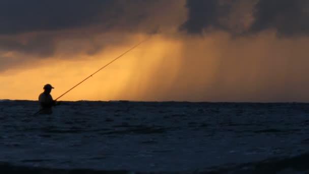 Ψαράς, ηλιοβασίλεμα, θάλασσα, ήλιος — Αρχείο Βίντεο