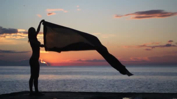 Mujer feliz bailando en la playa al atardecer con fondo marino — Vídeos de Stock