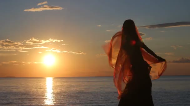 Mujer feliz bailando en la playa al atardecer con fondo marino — Vídeos de Stock