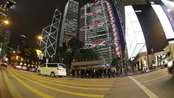 Carros em movimento atravessam a rua da cidade — Vídeo de Stock