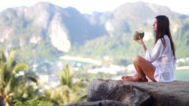 Jeune femme avec noix de coco sur la plage — Video