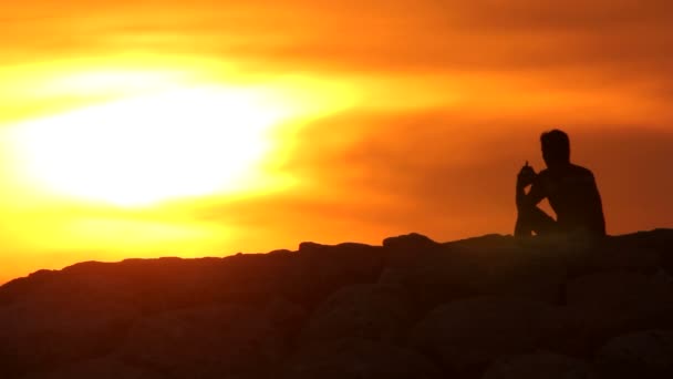 Man, siluet, matahari terbenam — Stok Video
