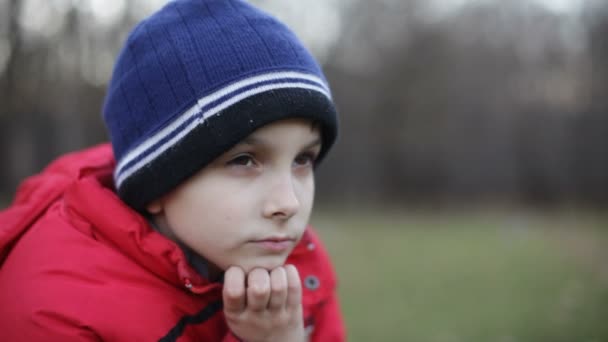 Мальчик, сидящий на бревно мышления — стоковое видео