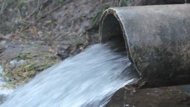 Промислова водопровідна труба в річку — стокове відео