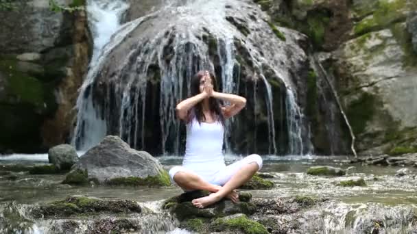 Menina, meditação, cachoeira — Vídeo de Stock