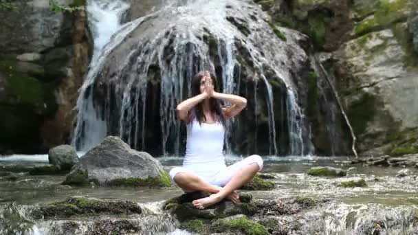 Ragazza, meditazione, cascata — Video Stock