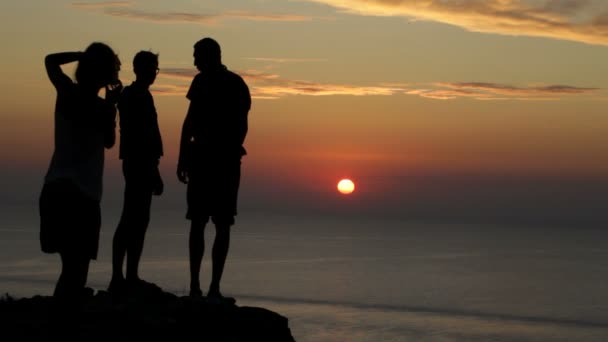 На заході сонця на скелі — стокове відео