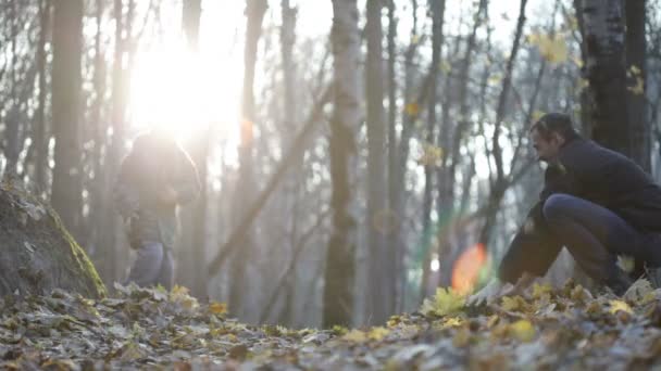 Padre e figlio che giocano nel bosco — Video Stock