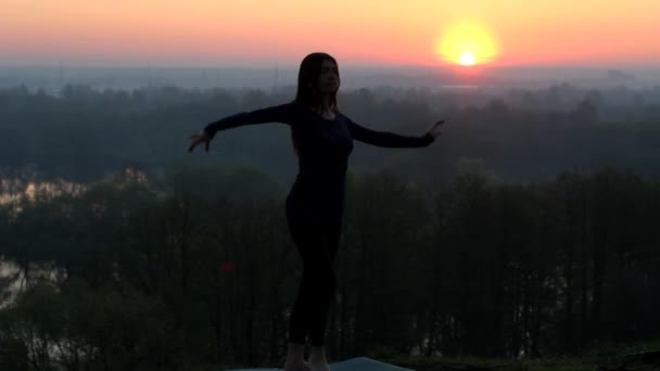 Chica bailando silueta — Vídeo de stock