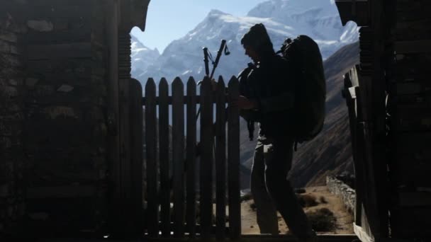 Traveler. Mountains. Nepal. — Stock Video