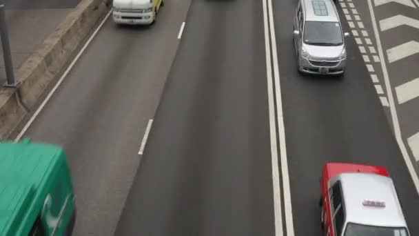 Κίνηση αυτοκίνητα περνούν το δρόμο της πόλης — Αρχείο Βίντεο