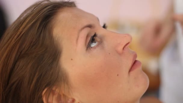 Jeune femme dans un salon de beauté — Video