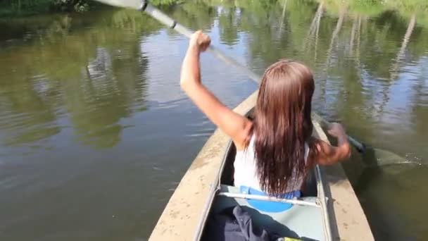Kayık, nehir, kürek kız — Stok video
