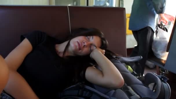 Молодая женщина спит — стоковое видео