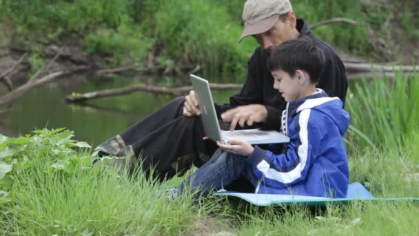 Мальчик с ноутбуком, природой, летом — стоковое видео