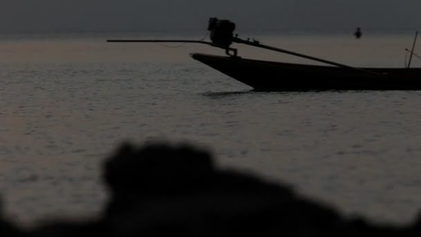 Bateau de pêche, la mer — Video