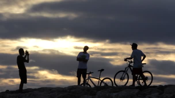 Biker-Silhouette im Sonnenaufgang — Stockvideo