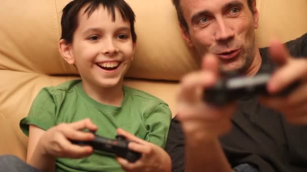 Pai e filho jogando videogames — Vídeo de Stock