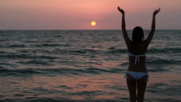 Silhouette einer Frau Yoga auf dem Meer Sonnenuntergang. — Stockvideo