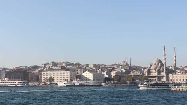 Laufschiff legt im Hafen gegen Moschee Yeni camii an — Stockvideo