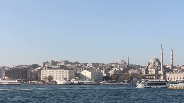 Nave che cammina brughiere in porto contro moschea Yeni Camii — Video Stock